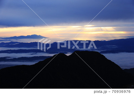 北アルプスの朝　燕岳からの風景　有明山シルエット越しの　朝焼けと雲海と浅間山遠景　 70936976