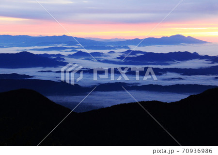 北アルプスの朝 燕岳からの風景 朝焼けと雲海と浅間山、四阿山遠景 北アルプスの朝 燕岳からの風景 朝焼けと雲海と浅間山、四阿山遠景 70936986