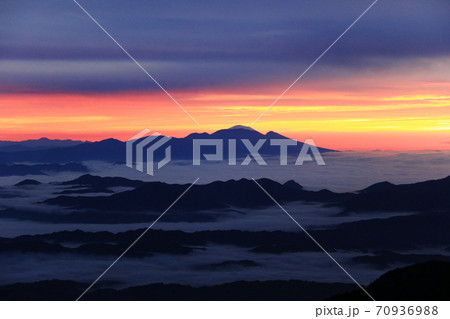 北アルプスの朝　燕岳からの風景　朝焼けと雲海と浅間山遠景　 70936988