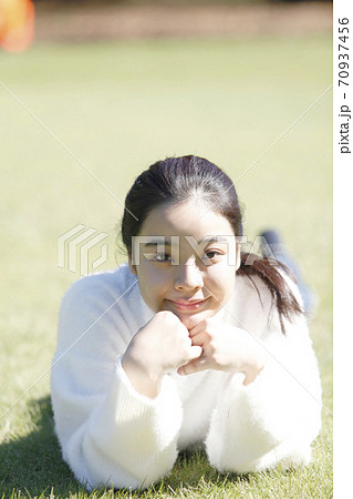 笑顔で寛ぐ若い女性カメラ目線 笑顔で寛ぐ若い女性カメラ目線 70937456