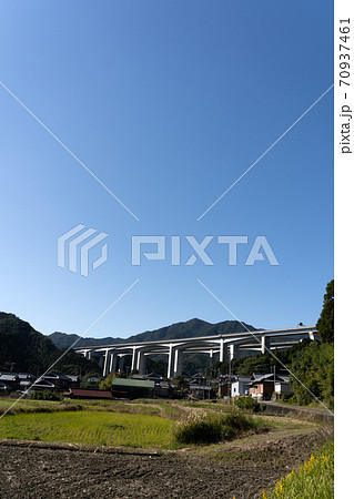 新名神高速道路の山間部を走る高架橋の様子（三重県亀山市安坂山町付近） 70937461