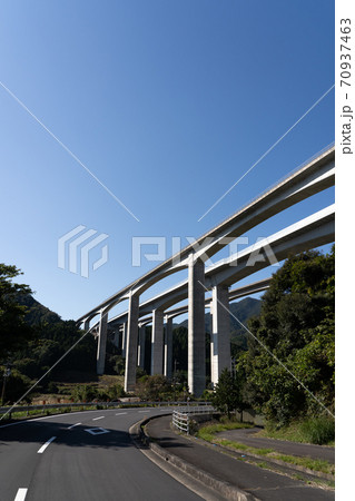 新名神高速道路の山間部を走る高架橋の様子（三重県亀山市安坂山町付近） 70937463