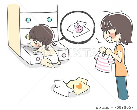 お気に入りの洋服を探す子供と困る母親 お気に入りの洋服を探す子供と困る母親 70938057