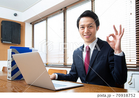 オッケイサインを出すビジネスマン 70938752