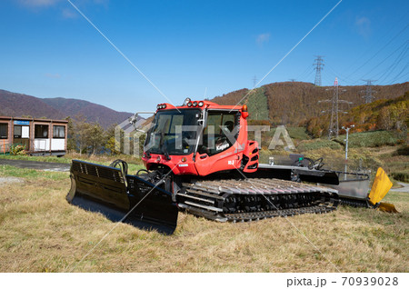 スキー場でゲレンデ整備する圧雪車 70939028