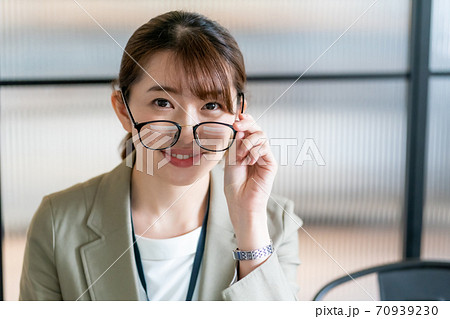 メガネ　働く女性 70939230