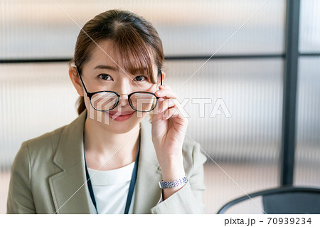 メガネ　働く女性 70939234