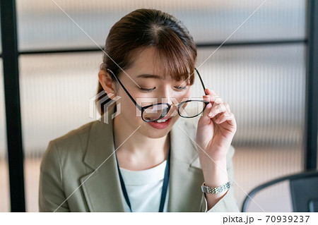 メガネ 働く女性 メガネ 働く女性 70939237