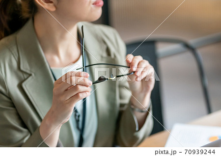 メガネを外す女性のしぐさの写真素材 メガネを外す女性のしぐさの写真素材