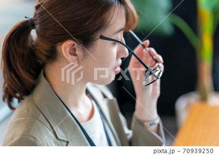 疲れ目 ビジネスウーマン 疲れ目 ビジネスウーマン 70939250