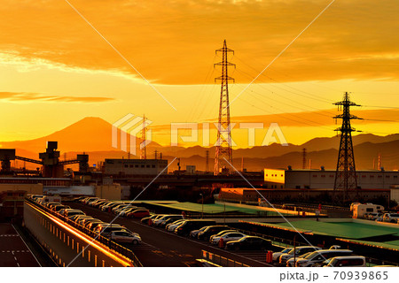 工業団地から眺める夕焼けと富士山のシルエット 工業団地から眺める夕焼けと富士山のシルエット 70939865
