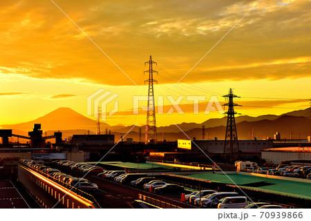 工業団地から眺める夕焼けと富士山のシルエット 工業団地から眺める夕焼けと富士山のシルエット 70939866