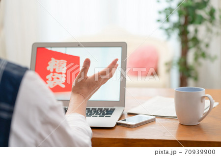 福袋を注文する女性 福袋を注文する女性 70939900