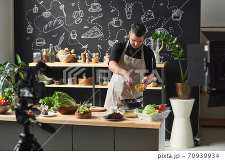 Food blogger cooking online 70939934