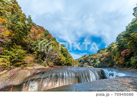 吹割の滝と紅葉 の写真素材