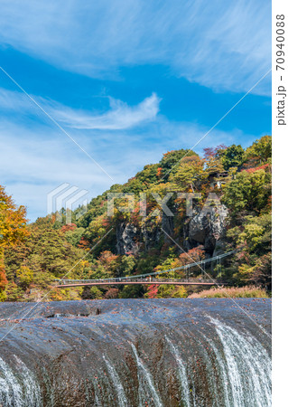 【吹割の滝と紅葉】 70940088