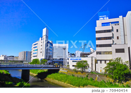 神奈川県横浜市の柏尾川と戸塚駅東口の風景 70940454