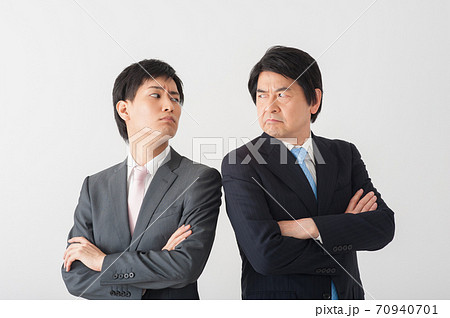 睨み合う