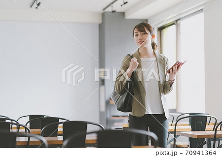 セミナー　自分の席を探す女性 70941364