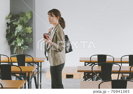 セミナー　自分の席を探す女性 70941365