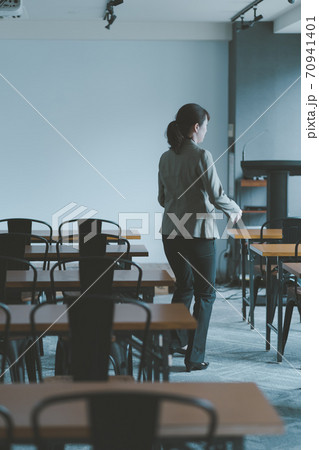 セミナー会場　女性 70941401