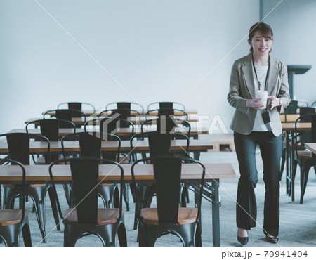 セミナー会場　女性 70941404
