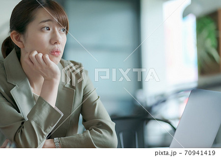 がんばりすぎ 働く女性 がんばりすぎ 働く女性 70941419