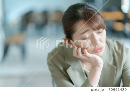 がんばりすぎ　働く女性　後悔 70941420