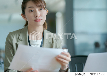 がんばりすぎ 働く女性 がんばりすぎ 働く女性 70941425