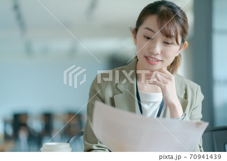 がんばる働く女性 がんばる働く女性 70941439