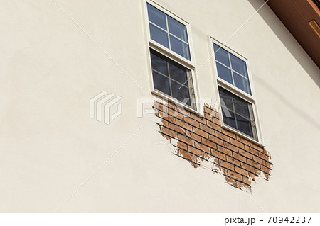 新築住宅のパーツ_外壁 モルタル造形 窓 庇 新築住宅のパーツ_外壁 モルタル造形 窓 庇 70942237