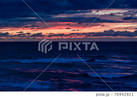日本海の夕焼け 日本海の夕焼け 70942921