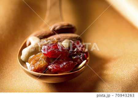 ドライフルーツとナッツ 70943263