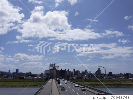広島市太田川祇園大橋の歩道橋から見た広島市 70943743