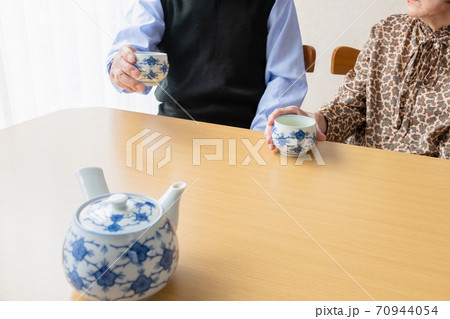 老夫婦の日本茶ティータイム 70944054