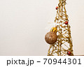 ゴールドのワイヤーツリーとゴールドのオーナメント 70944301