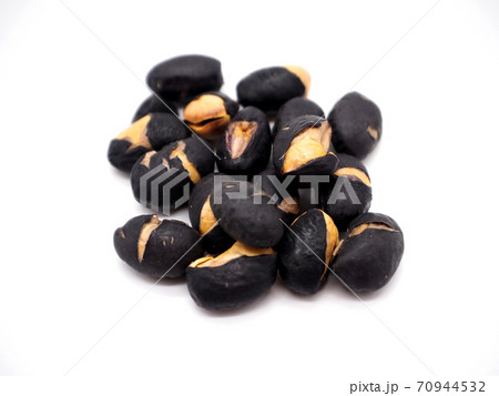 煎り黒豆 白背景 煎り黒豆 白背景 70944532