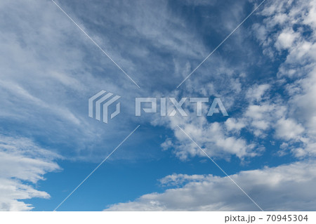 青空　空　雲　背景　背景素材 70945304