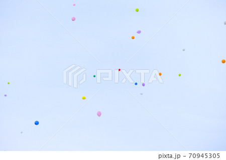 飛んでいくカラフルな風船 70945305