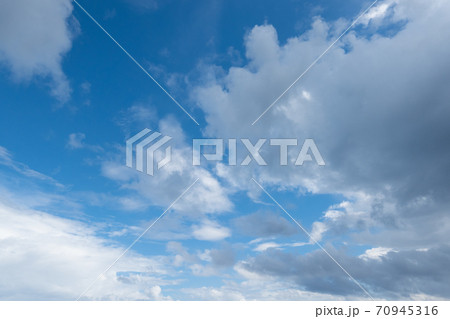 青空　空　雲　背景　背景素材 70945316