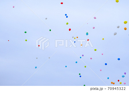 うれしい気分になる風船の舞い 70945322