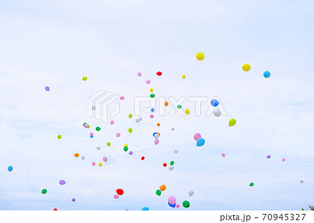 風に飛ぶ風船の浮遊 70945327