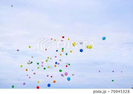 空に飛ぶ祝いの風船 70945328