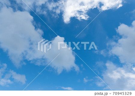 青空　空　雲　背景　背景素材 70945329
