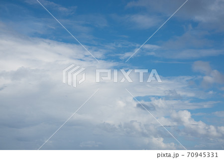 青空　空　雲　背景　背景素材 70945331