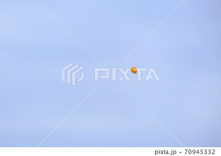 空に飛び立つ1つの風船 70945332