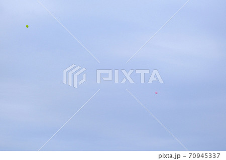 空に浮かぶ緑とピンク色の風船 70945337