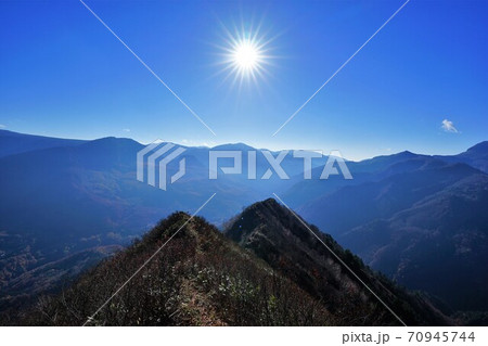 鳥甲山の尾根から見る太陽 70945744