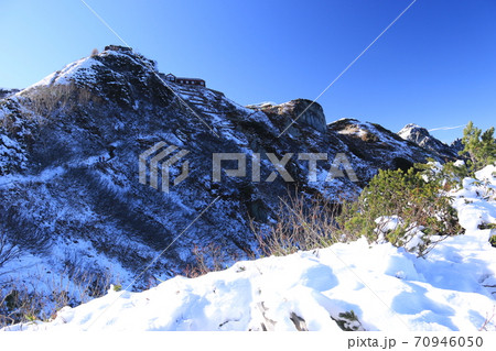 北アルプス燕岳への道 初冠雪 合戦尾根登山道から燕山荘、燕岳山頂を仰ぎ見る 北アルプス燕岳への道 初冠雪 合戦尾根登山道から燕山荘、燕岳山頂を仰ぎ見る 70946050