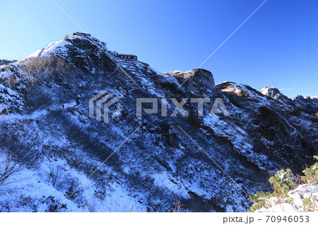 北アルプス燕岳への道 初冠雪 合戦尾根登山道から燕山荘、燕岳山頂を仰ぎ見る 北アルプス燕岳への道 初冠雪 合戦尾根登山道から燕山荘、燕岳山頂を仰ぎ見る 70946053